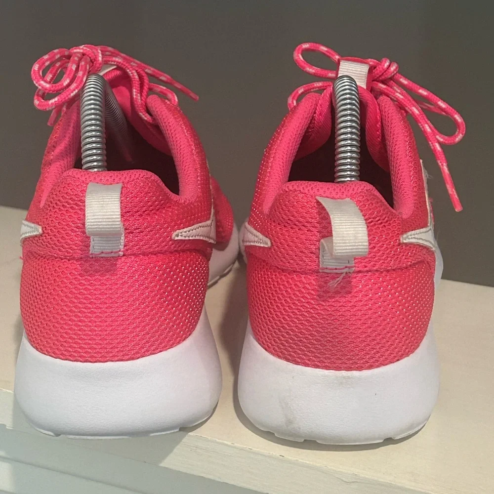 Nike Roshe One Kids Trainers Size 6.5 Y Running Shoes Pink/White 599729-609 - Picture 7 of 9